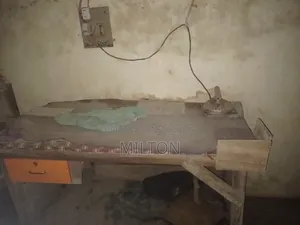 দোকানের আসবাবপত্র