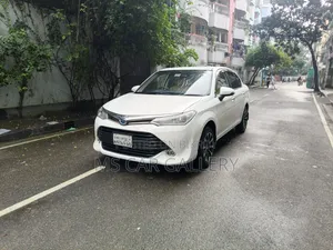 টয়োটা অ্যাক্সিও ১.৫ হাইব্রিড টুডব্লিউডি ২০১৬ সাদা