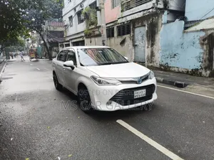 টয়োটা অ্যাক্সিও ১.৫ হাইব্রিড টুডব্লিউডি ২০১৬ সাদা