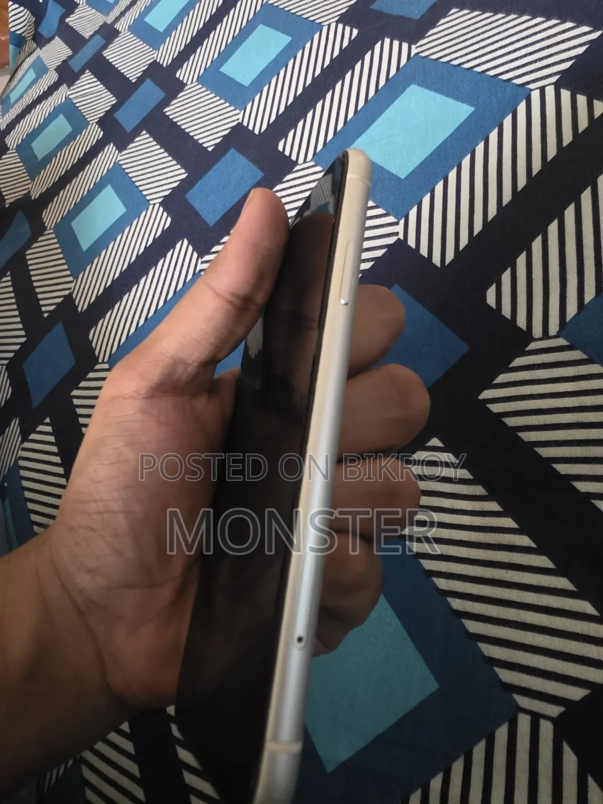 অ্যাপল আইফোন এক্সআর ৬৪ জিবি হোয়াইট