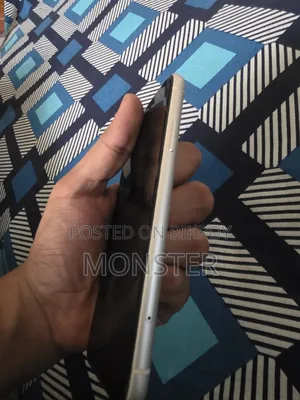 অ্যাপল আইফোন এক্সআর ৬৪ জিবি হোয়াইট
