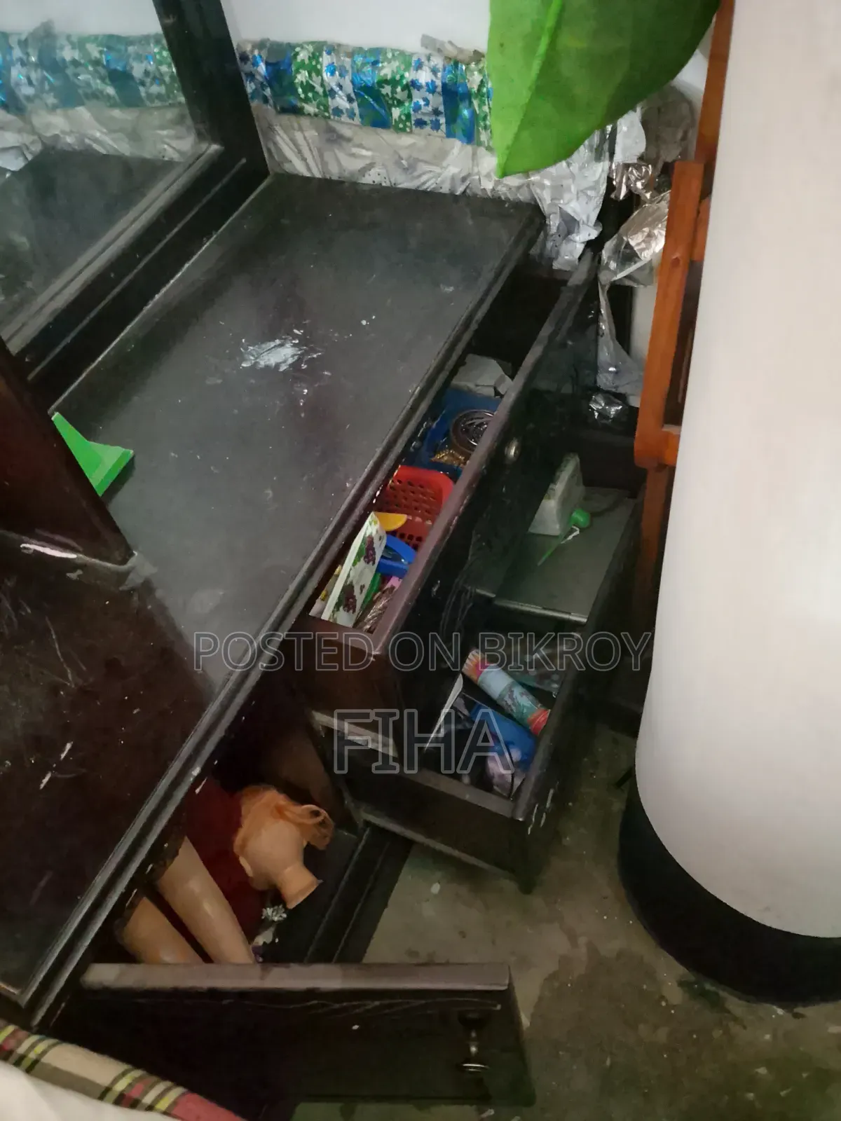 ড্রেসিং টেবিল