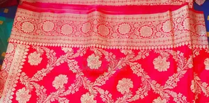 শাড়িটা লাল/রানি-লাল রঙের বেনারসি স্টাইলের শাড়ি,