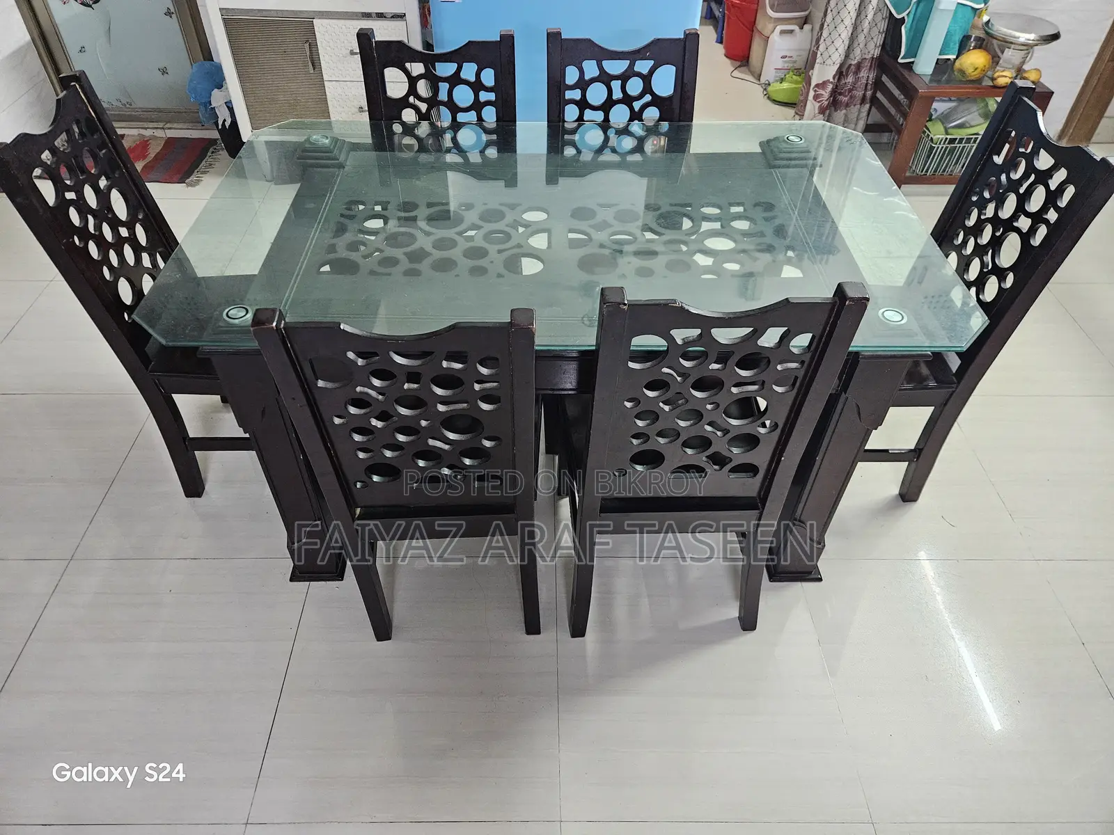 ডাইনিং টেবিল