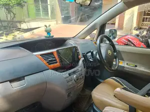 Toyota Noah 2.0 Front-Wheel Drive (8 Seater) 2004 Silver