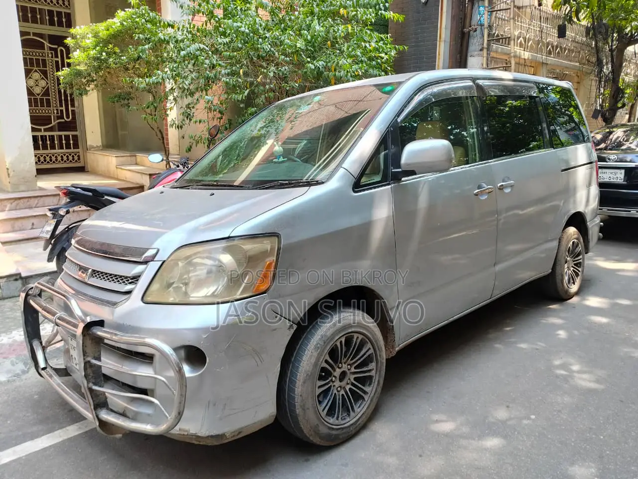 Toyota Noah 2.0 Front-Wheel Drive (8 Seater) 2004 Silver