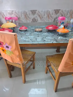 ডাইনিং টেবিল