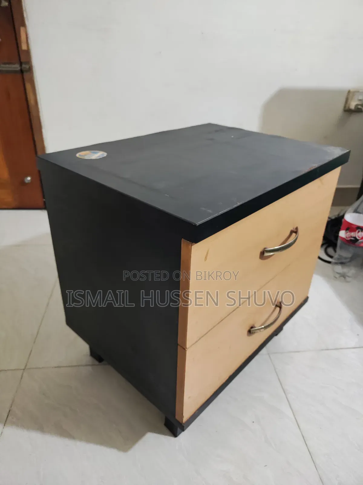 বেডসাইড টেবিল