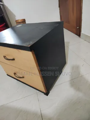 বেডসাইড টেবিল
