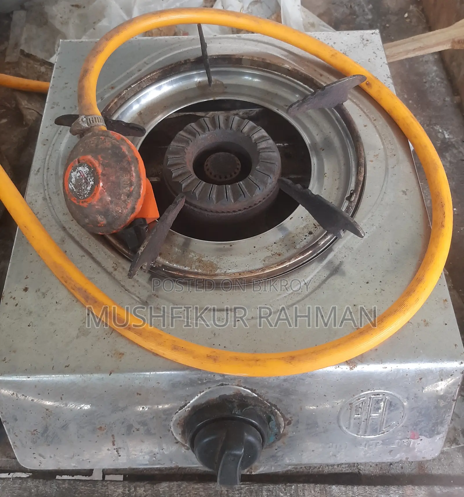 Gas stove with gas regulator
