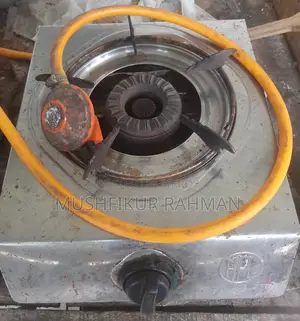 Gas stove with gas regulator