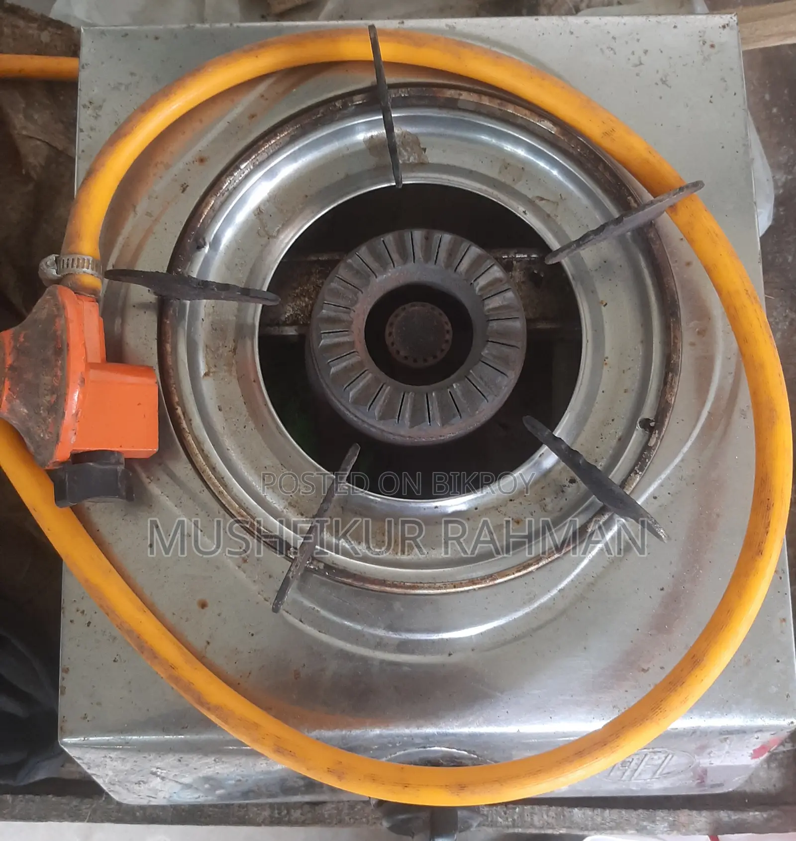 Gas stove with gas regulator