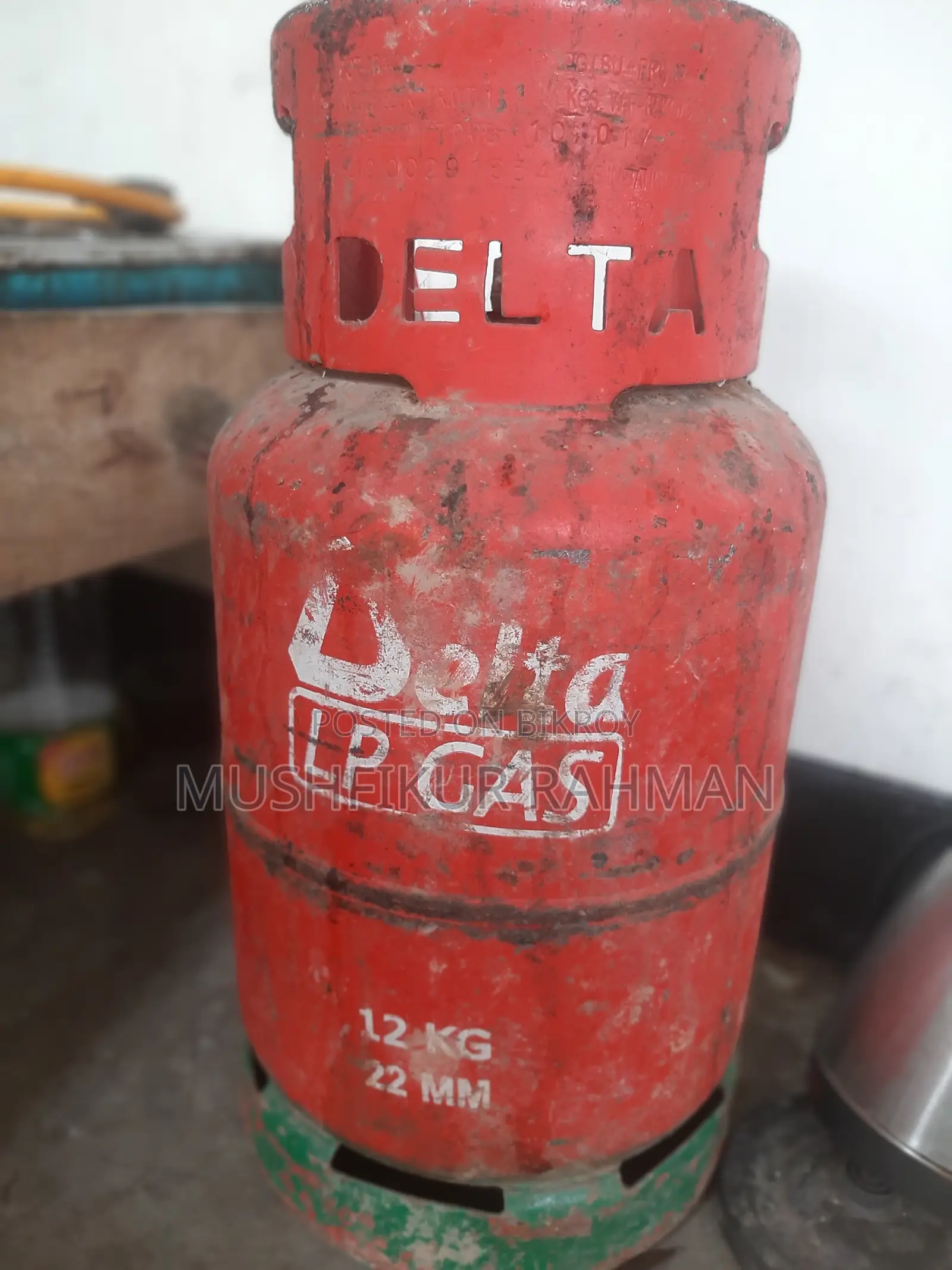 Gas stove with gas regulator