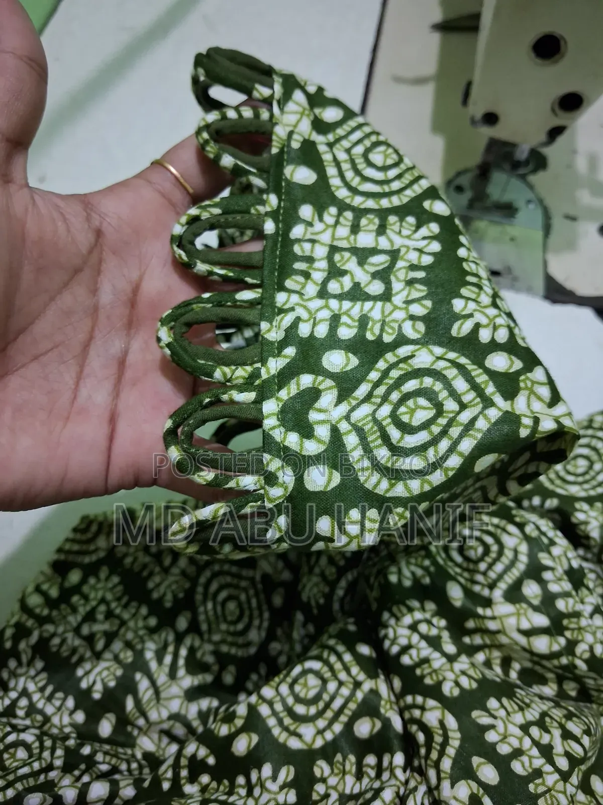 কাস্টমাইজ করে জামা বানানো হয়
