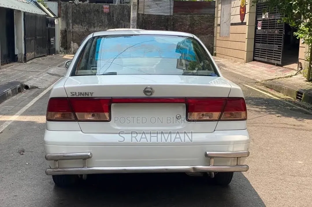 নিসান সানি ২০০৪ সাদা