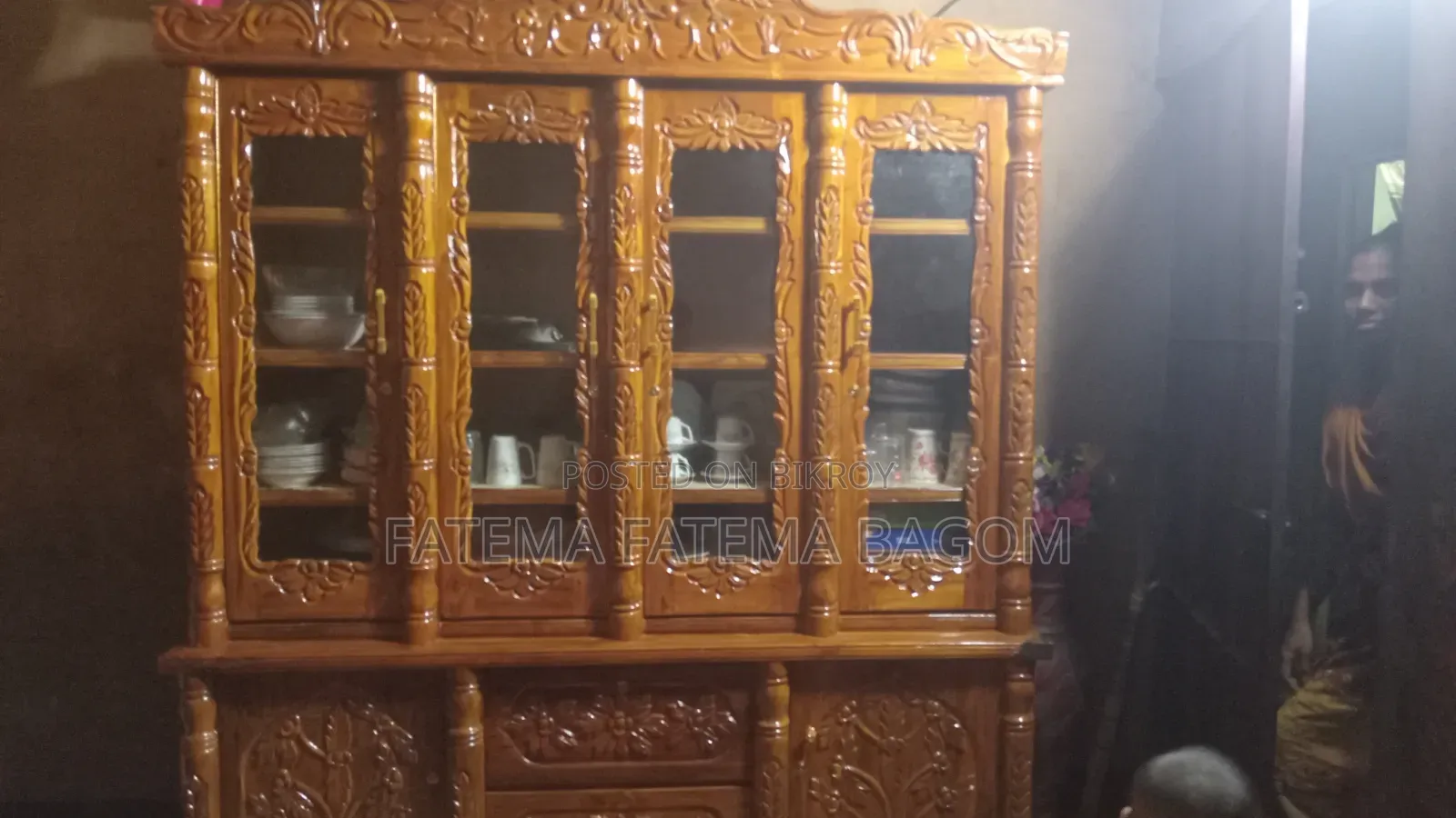 একটি চার দরজা ওয়াল শোকেস বিক্রয় করা হবে
