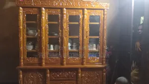 একটি চার দরজা ওয়াল শোকেস বিক্রয় করা হবে