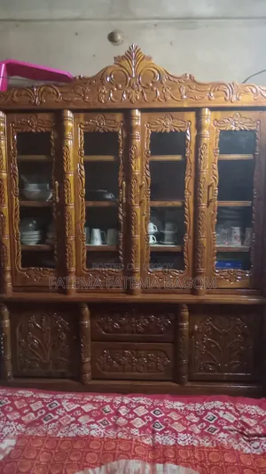 একটি চার দরজা ওয়াল শোকেস বিক্রয় করা হবে