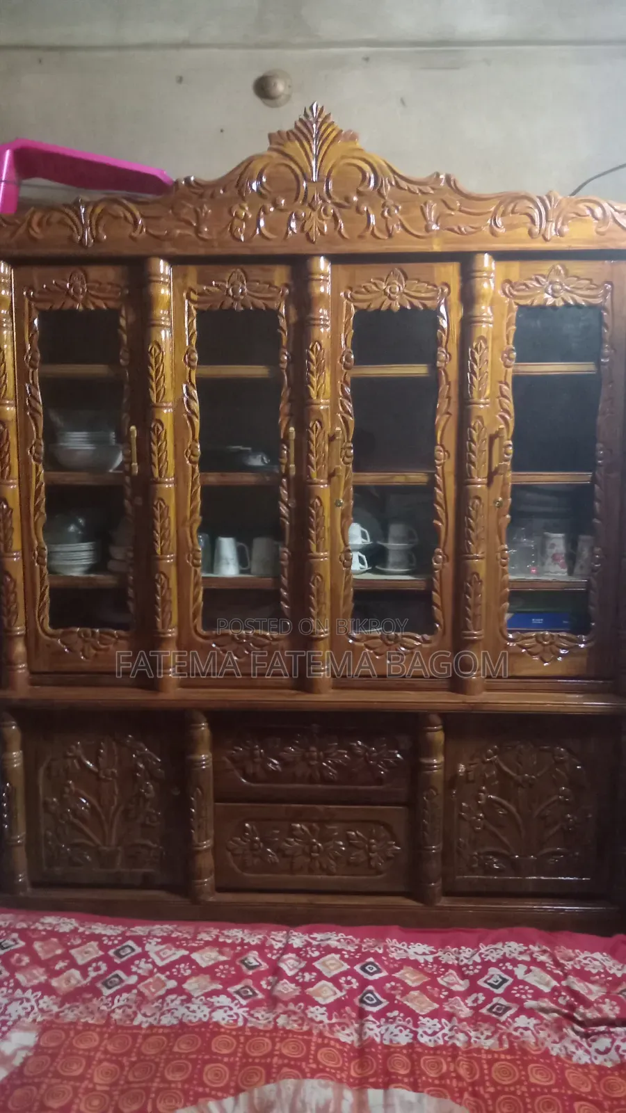 একটি চার দরজা ওয়াল শোকেস বিক্রয় করা হবে