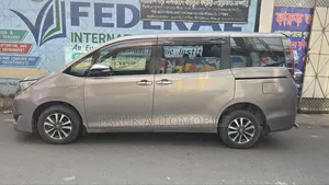 টয়োটা নোয়া ১.৮ এফডব্লিউডি হাইব্রিড (৭ সিটার) ২০১৭ ব্রাউন