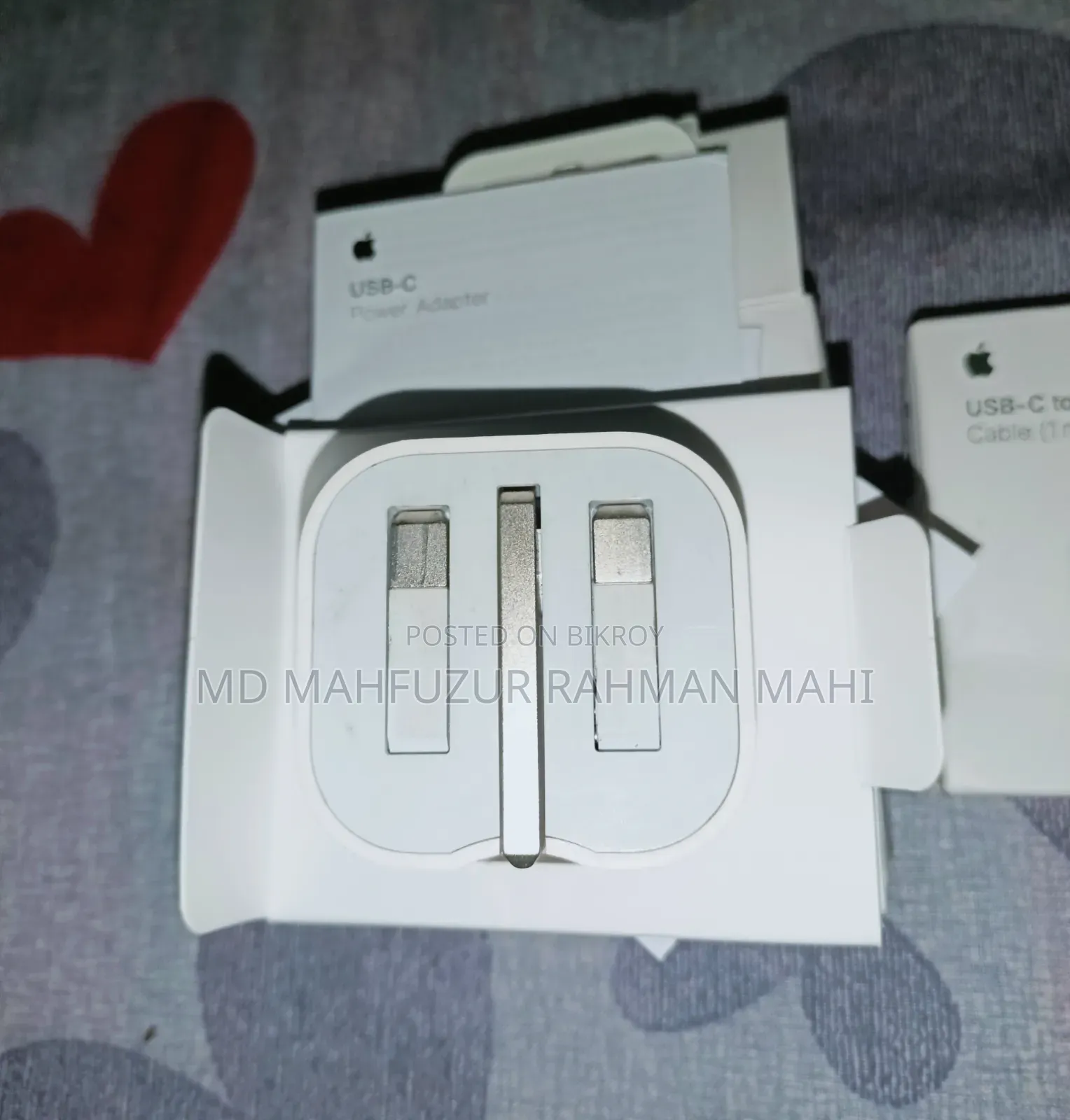 ব্যবহৃত অ্যাপলের অরিজিনাল অ্যাডাপ্টর এবং টাইপ সি টু লাইটনিং কেবল