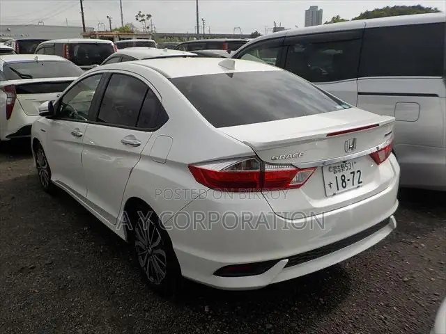Honda Grace 2017 White