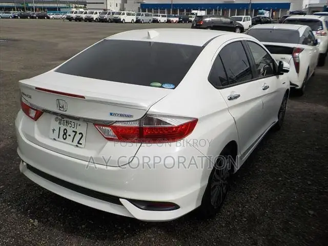 Honda Grace 2017 White