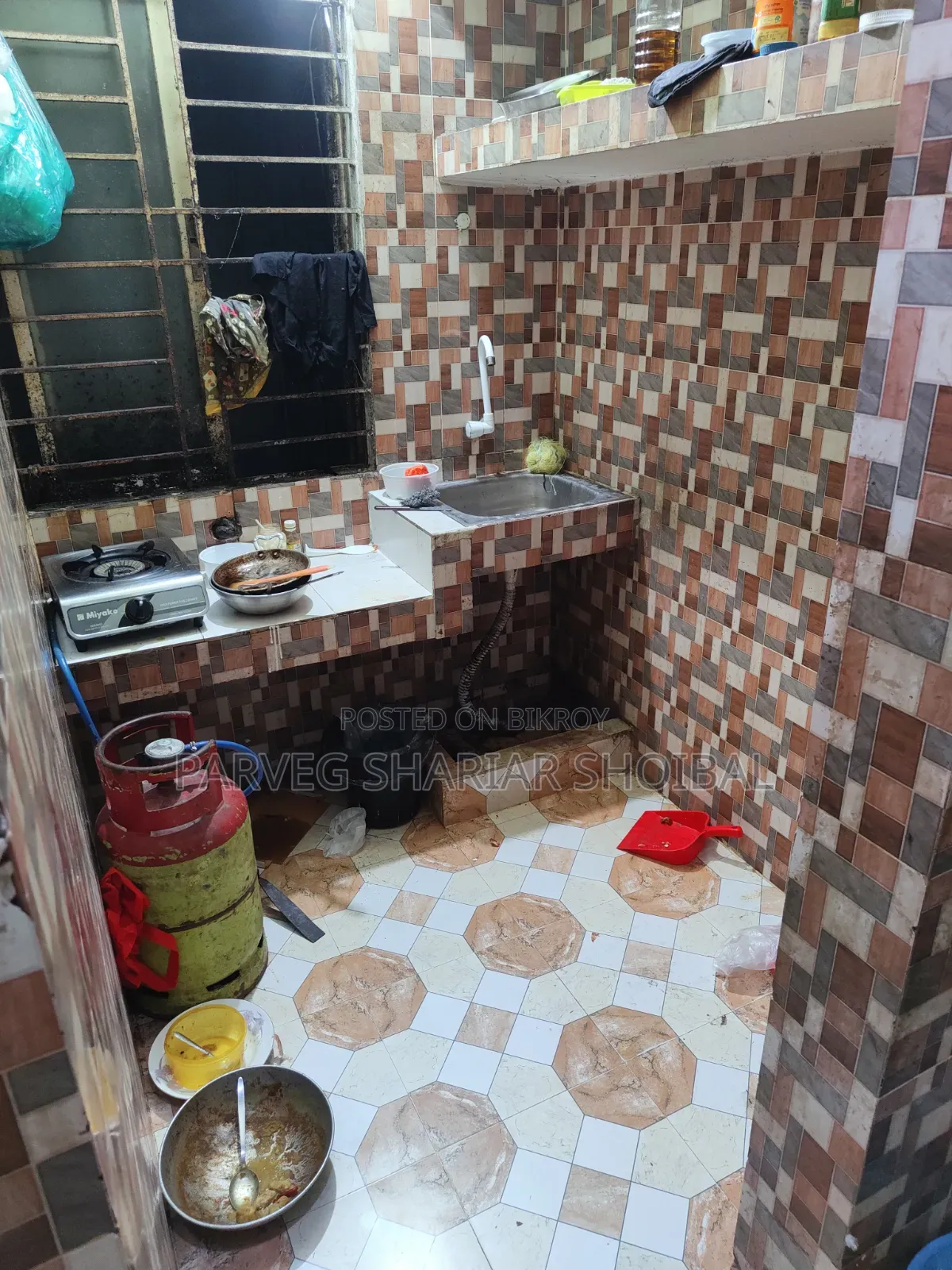 সাবলেট ভাড়া হবে (নভেম্বর মাস থেকে)
✧ একটি রুম এবং রুমের পাশেই ওয়াশরুম। 

✷ সাত তলা বিল্ডিং এর পাঁচ তলায় (বিল্ডিং এর সামনের সাইট)

✷ভাড়া: ৬০০০ (ফিক্সড)

✷সার্ভিস চার্জ: ৫০০ টাকা (পানির বিল, ওয়াইফাই, ময়লার বিল)

লোকেশন: শাহজাদপুর, খিলবাড়ির টেক রোড, বন্ধু বাজারের পাশে, (মেইন রোড/কনফিডেন্স সেন্টার থেকে ৪-৫ মিনিট হাঁটার দূরত্ব)

 ---বি:দ্র: 
✷ এক রুম একজনকেই ভাড়া দিব। 
✷ শুধুমাত্র পুরুষ চাকরিজীবী ব্যাচেলরদের জন্য।

বিস্তারিত জানতে: 01851340044 (Call/What's App)