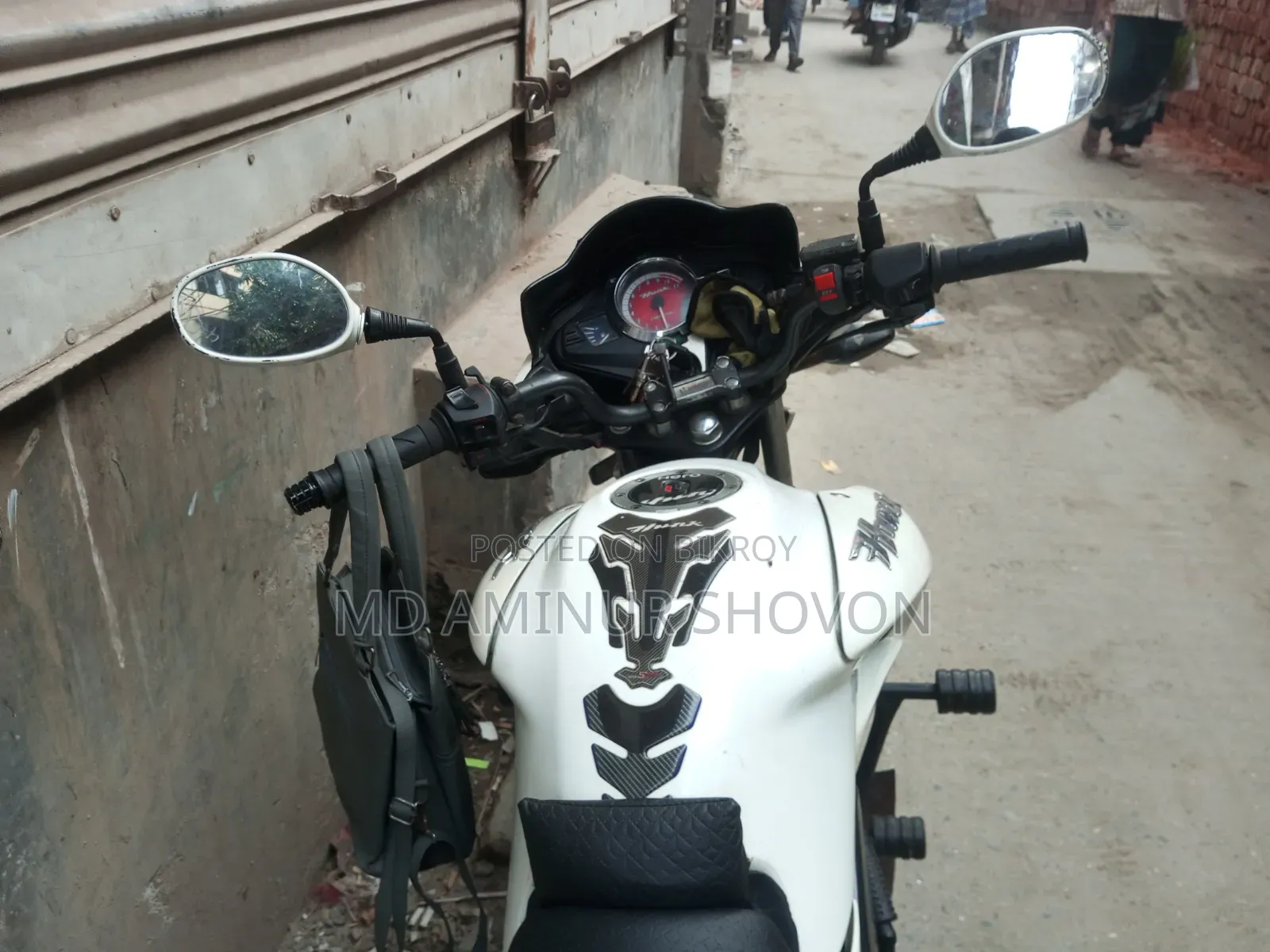 হিরো হাঙ্ক ২০১৭ সাদা