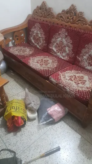 ৩ সিটের সোফা ১টি, টি টেবিল ১ টি ডাইনিং টেবিল ১ টি