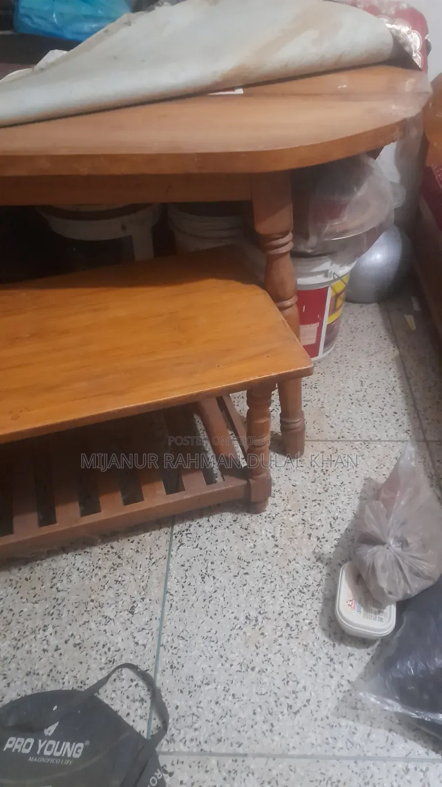 ৩ সিটের সোফা ১টি, টি টেবিল ১ টি ডাইনিং টেবিল ১ টি