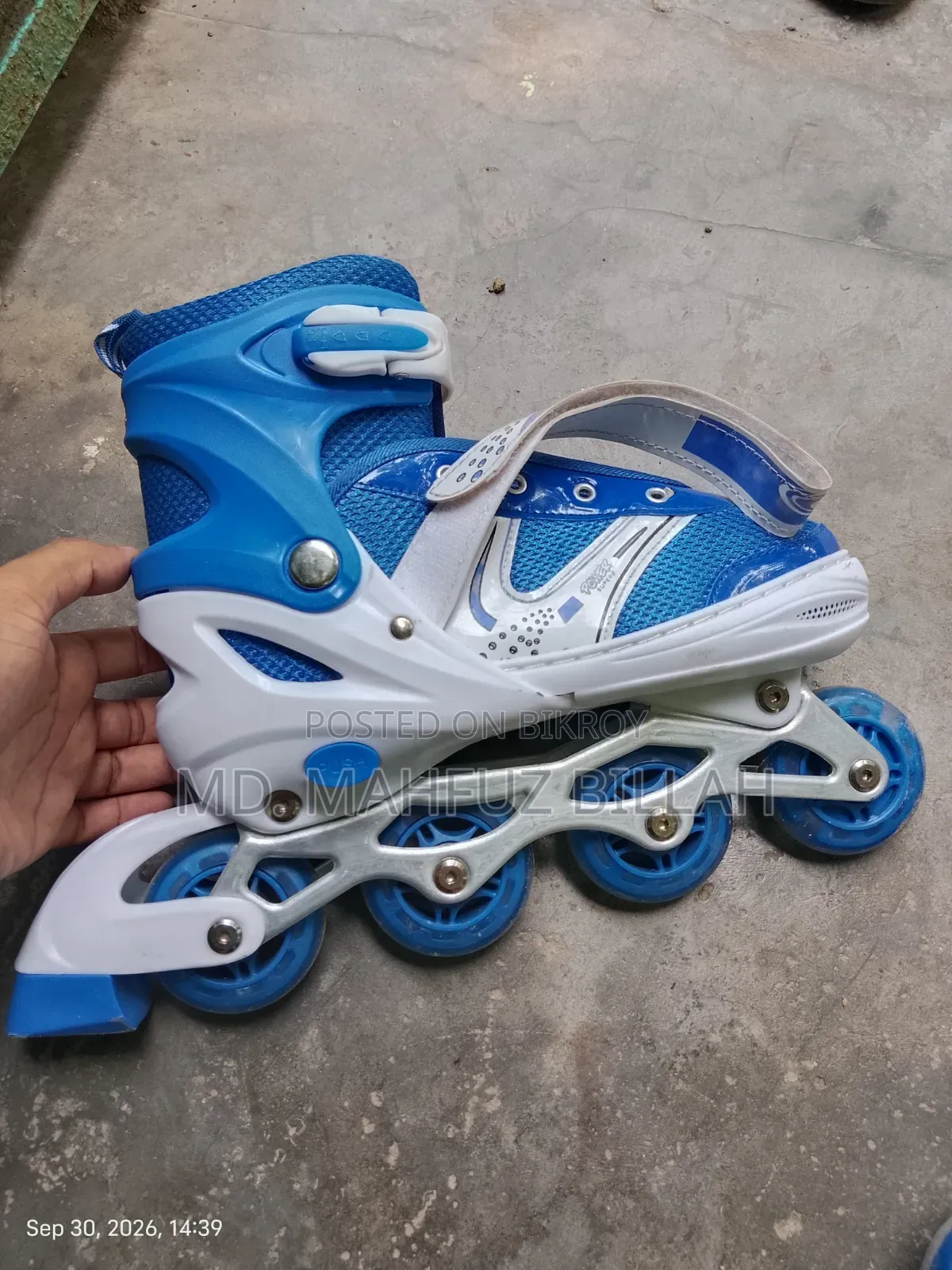 Skating shoes for adults. Wheel shoes.