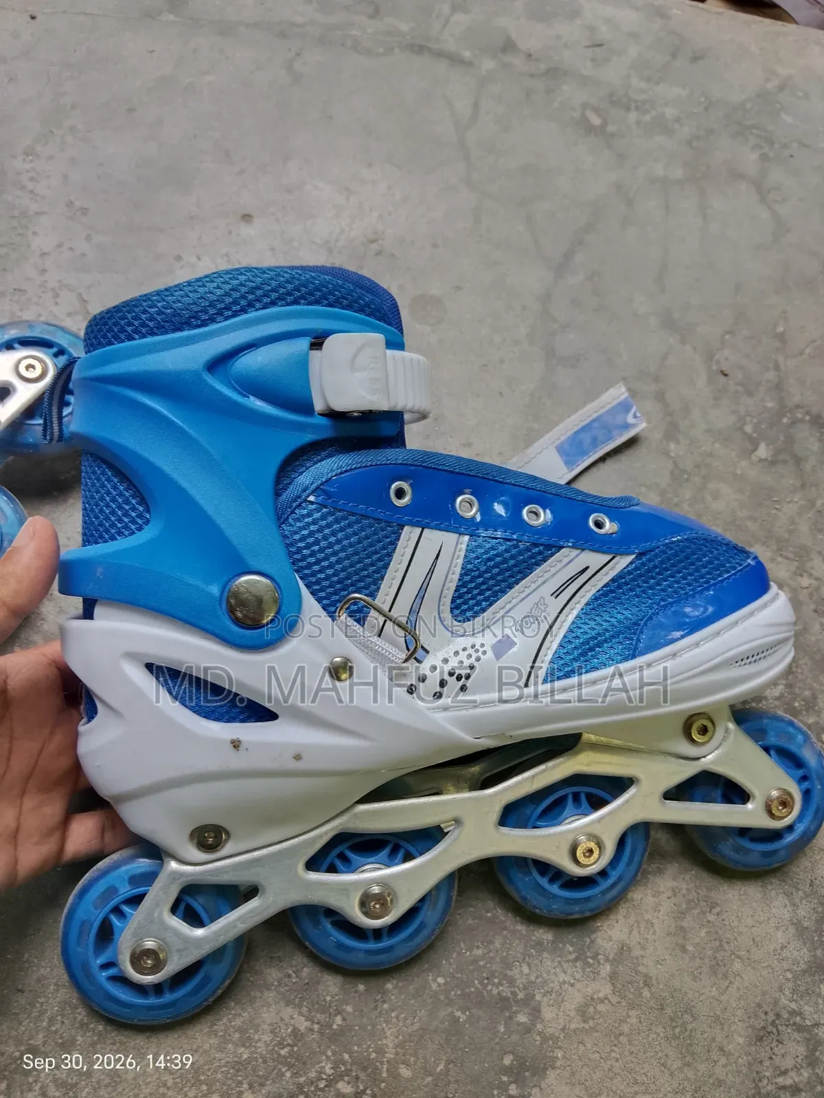 Skating shoes for adults. Wheel shoes.