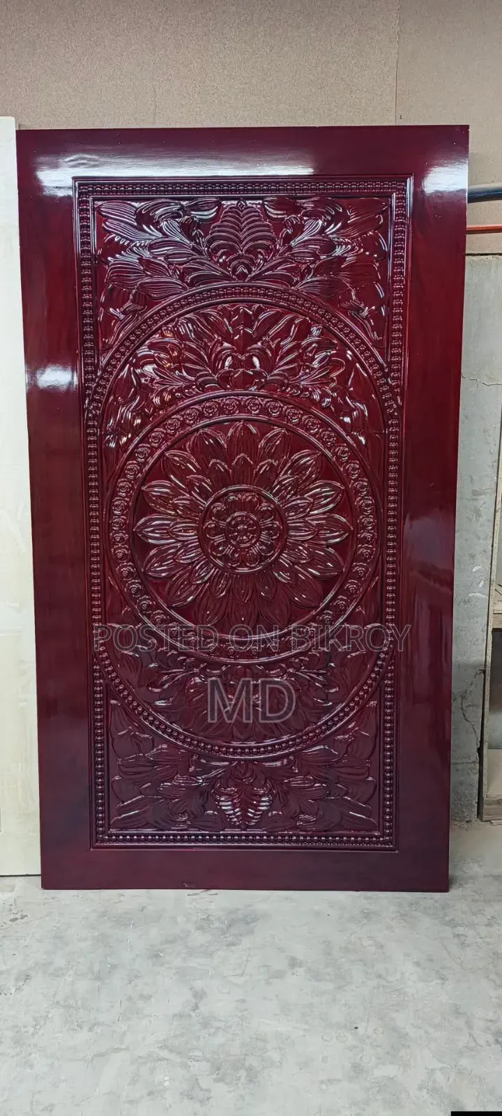 Spray lacquer varnish is done on furniture with machines by visiting homes