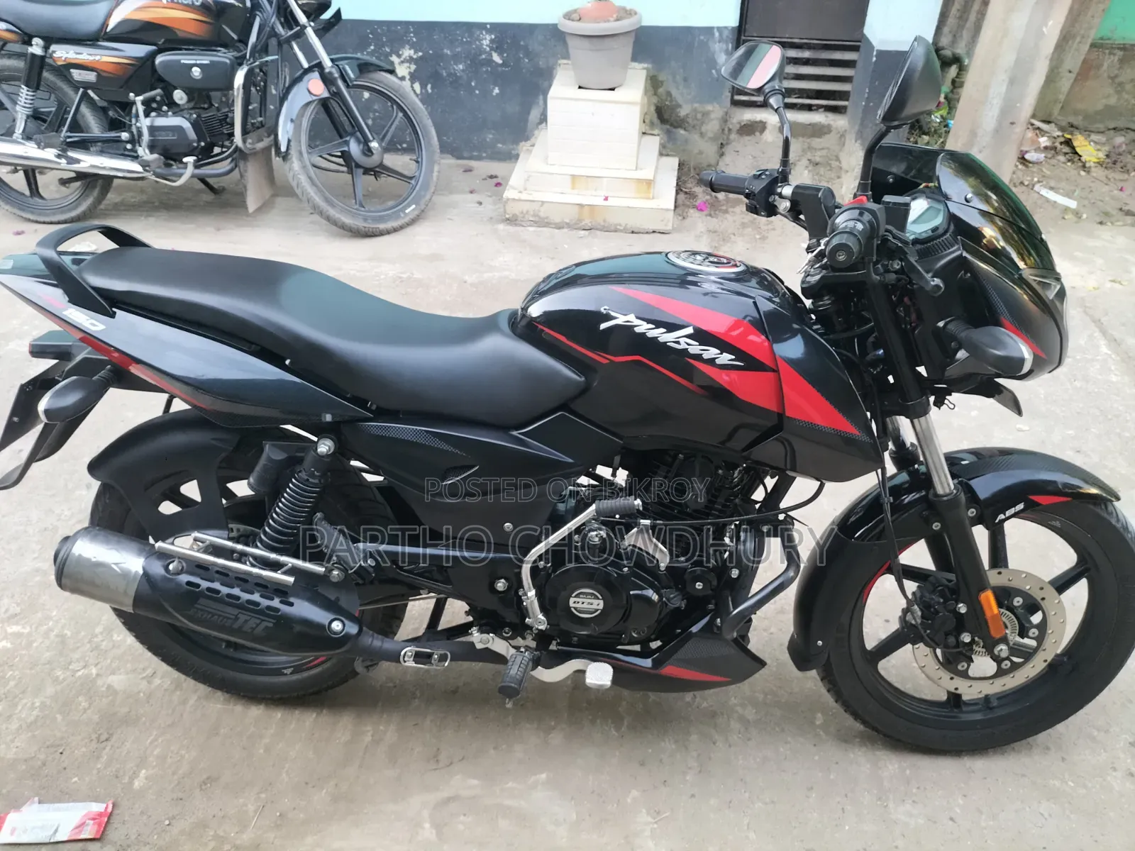 বাজাজ পালসার ১৫০ ২০২৪ ব্ল্যাক
