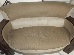 ভালো মানের একটি ৫-আসন বিশিষ্ট(২+২+১)ব্রাউন কালার সোফা সেট বিক্রি হবে