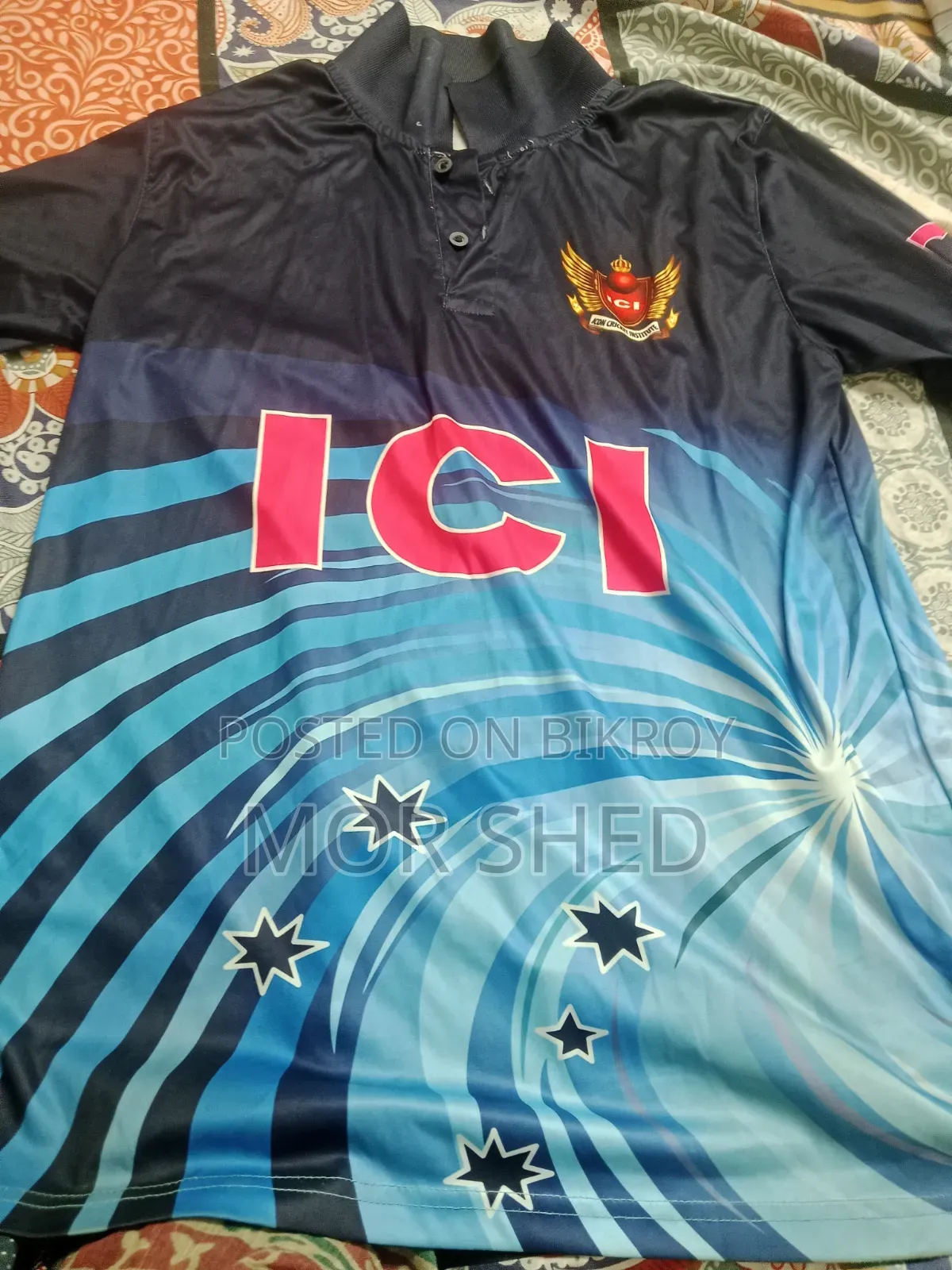 ১টি ক্রিকেট জার্সি, ২টি বিটু উইন টি-শার্ট