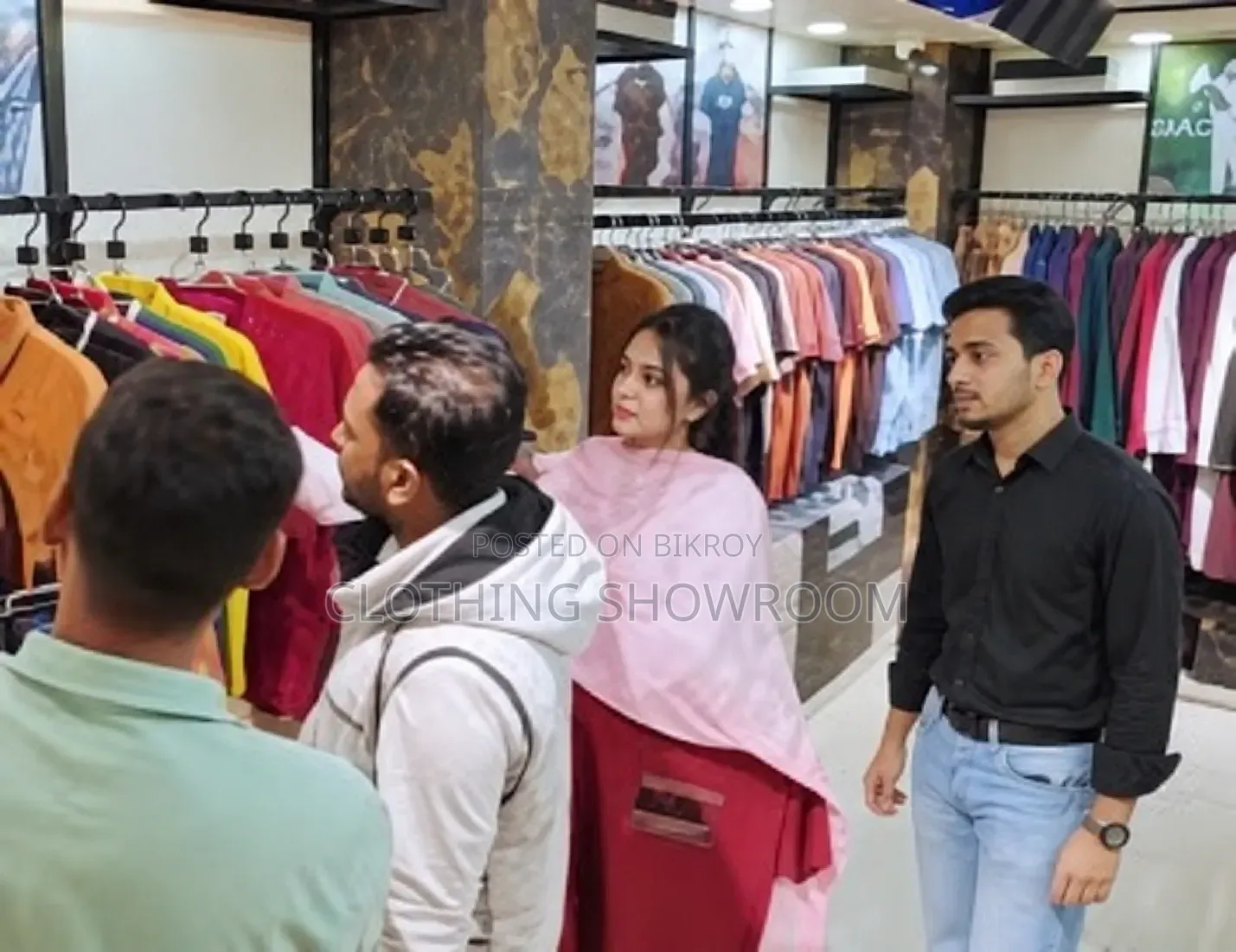 ক্লাসিক ফ্যাশন শো রুমে কিছু স্টাফ লাগবে