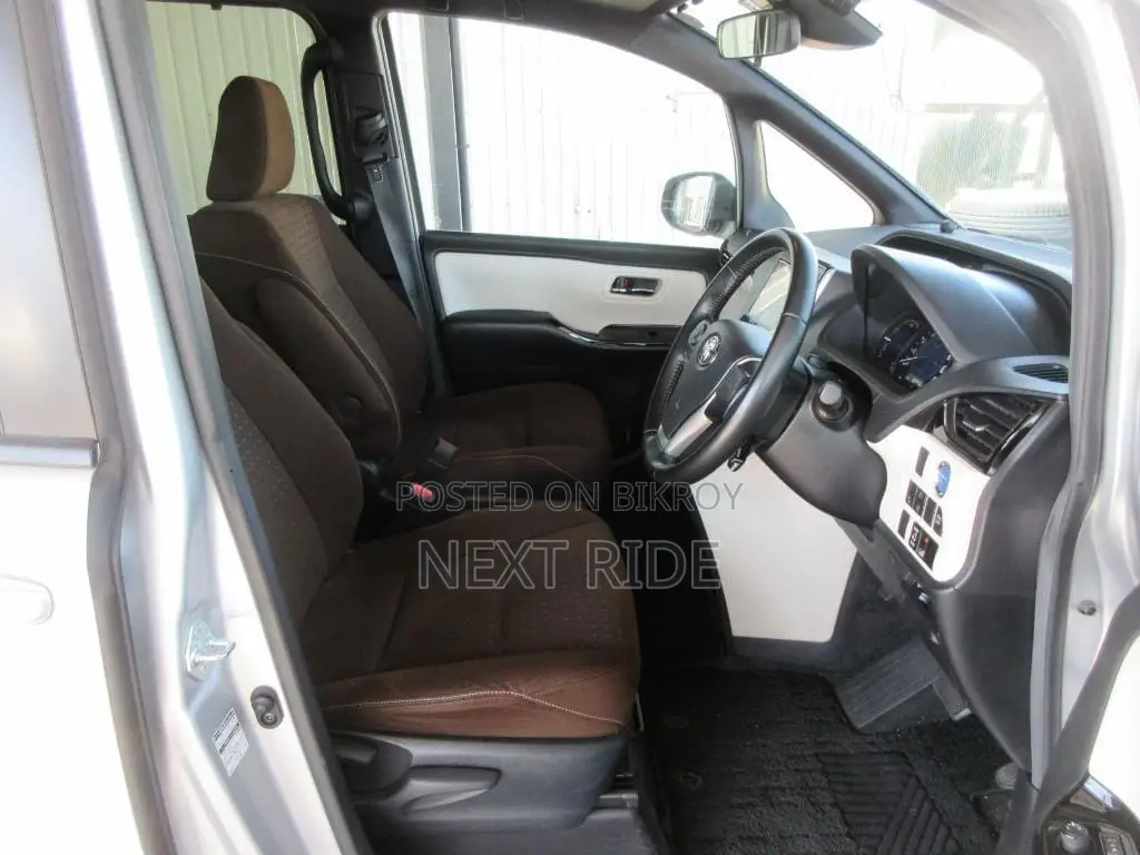 Toyota Noah 2021 Silver