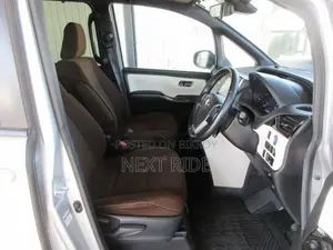 Toyota Noah 2021 Silver