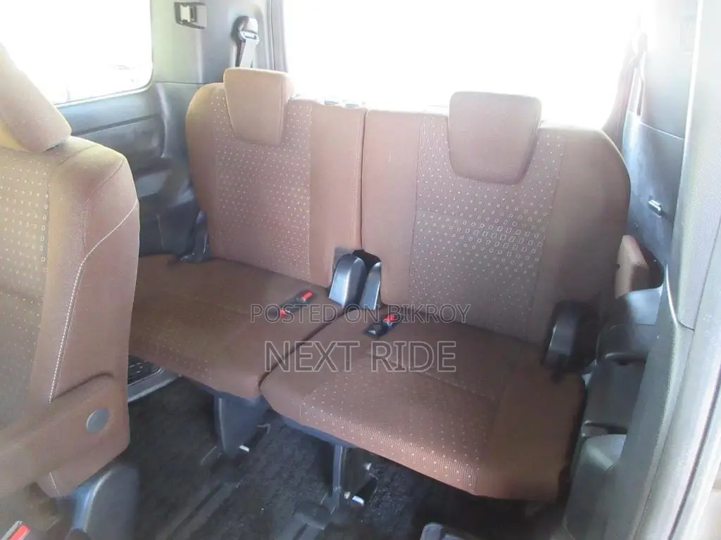 Toyota Noah 2021 Silver