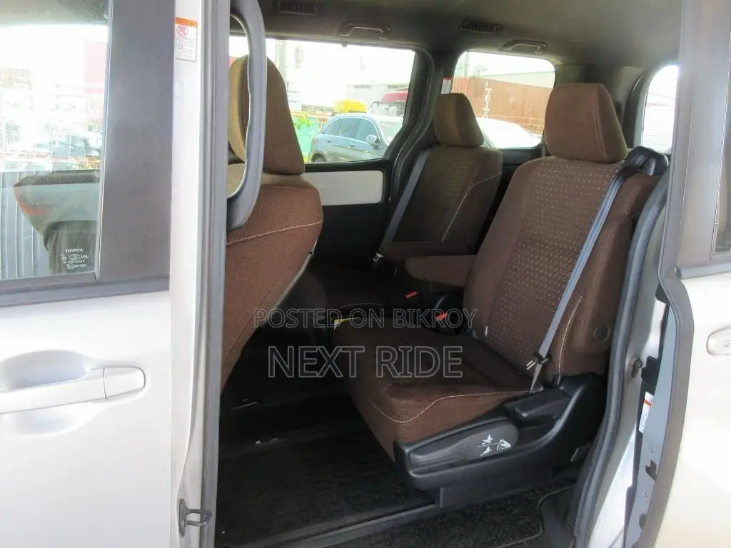 Toyota Noah 2021 Silver