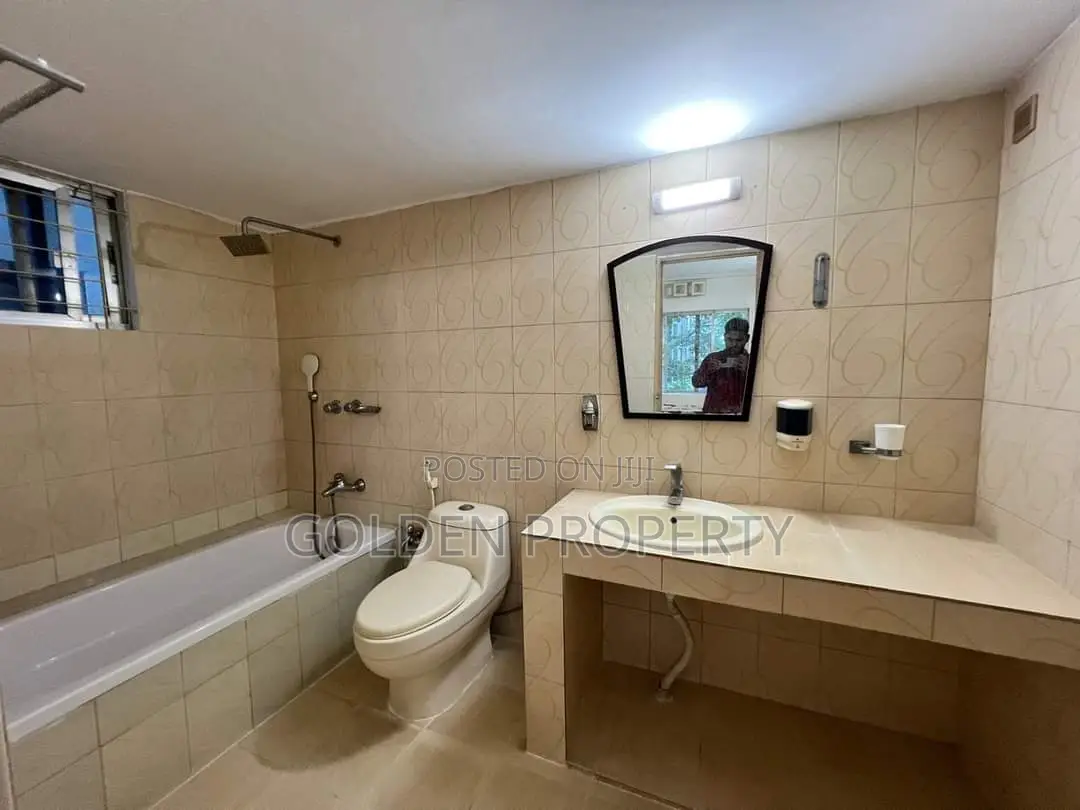 3bdrm Apartment in 1700 Sft Used Flat, Basundhara for sale