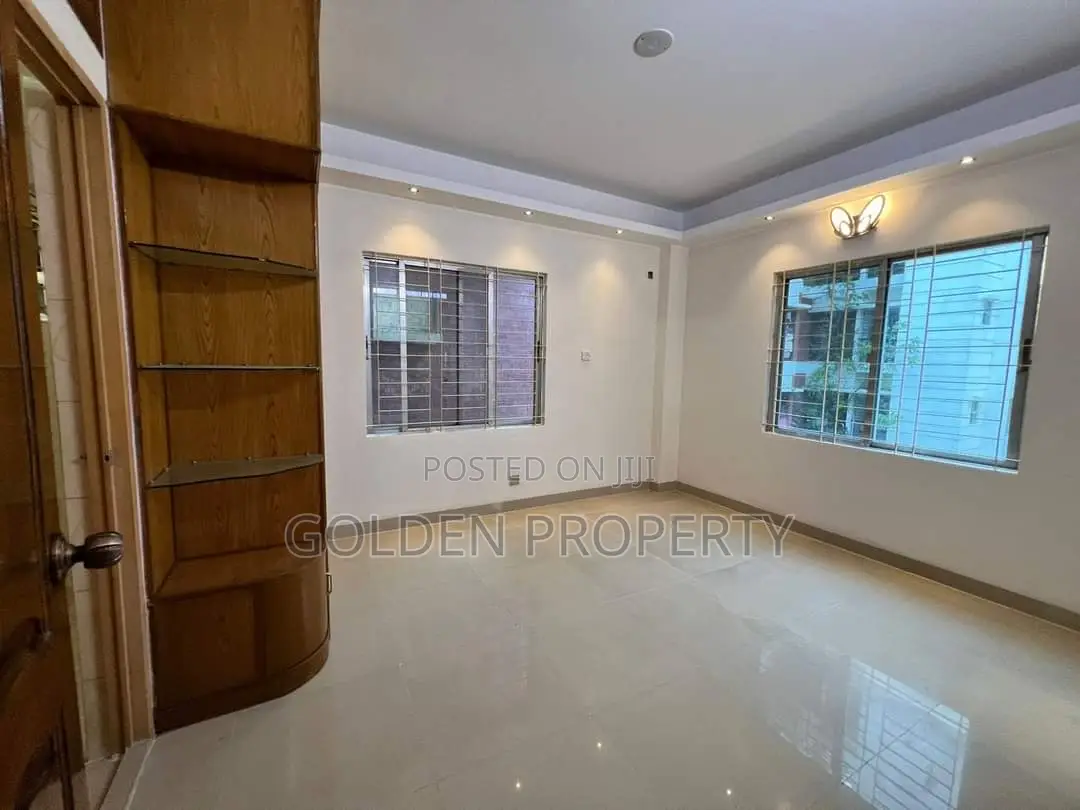 3bdrm Apartment in 1700 Sft Used Flat, Basundhara for sale