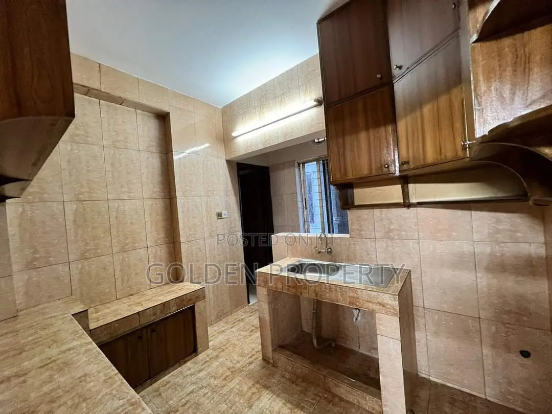 3bdrm Apartment in 1700 Sft Used Flat, Basundhara for sale