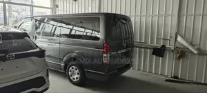 টয়োটা গ্র্যান্ড হাইয়েস ২০০০ ধূসর