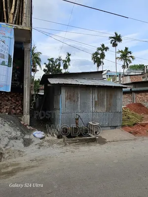 এই জমিটি বিক্রি হবে।