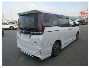 Toyota Esquire 1.8 FWD Hybrid (৭ সিটার) ২০২১ পার্ল