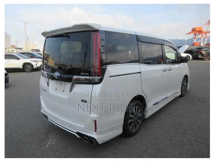 Toyota Esquire 1.8 FWD Hybrid (৭ সিটার) ২০২১ পার্ল