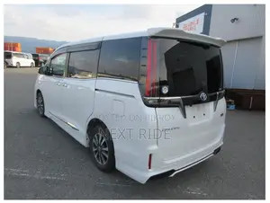 Toyota Esquire 1.8 FWD Hybrid (৭ সিটার) ২০২১ পার্ল